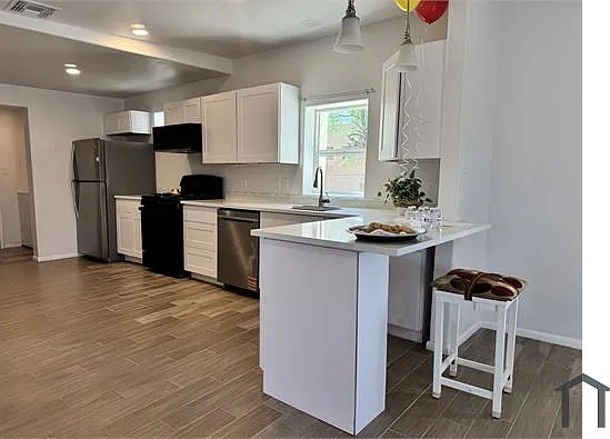 3 bed, 1154 sqft, $1,950 — Photo 2