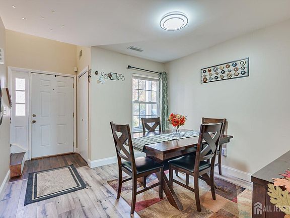 5th image of 57 Renaissance Ln