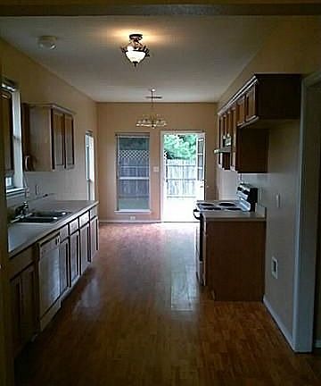 3rd image of 328 Texas Dr
