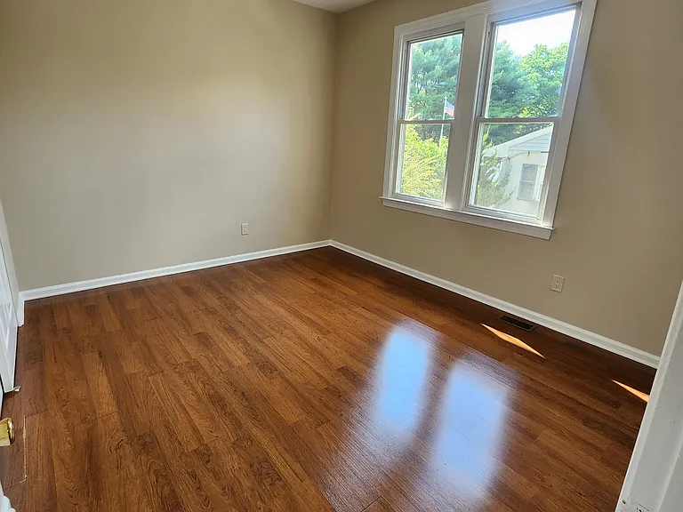554 Parkvale Ave — Photo 13