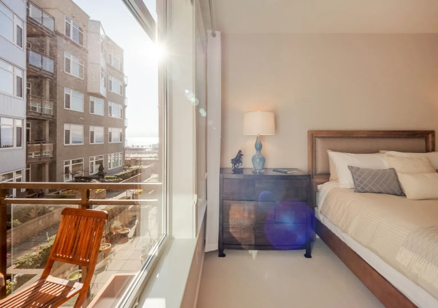 Waterfront Spacious 1BR+Den Walk to Pike Place — Photo 3