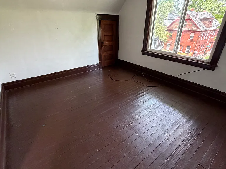1957 Cudaback Ave #5 — Photo 2