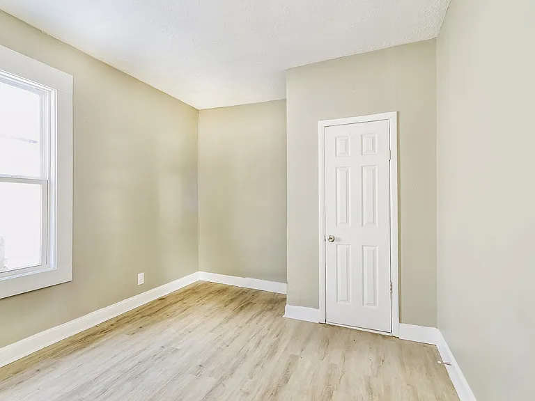 247872_025_bedroom_13510455.jpg