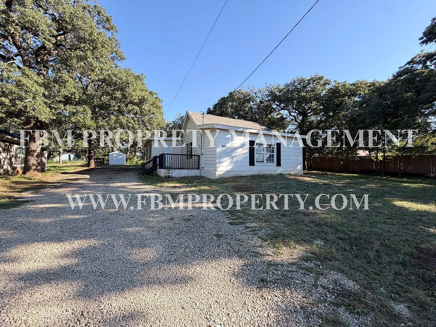 3 bed, 1.0 bath, 901 sqft, $1,525 — Photo 2