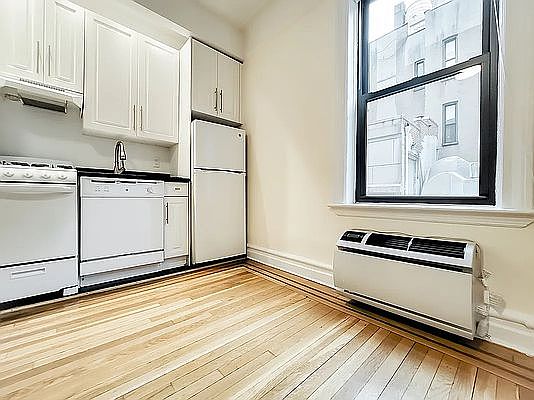 3rd image of 214 E 51st St #5A