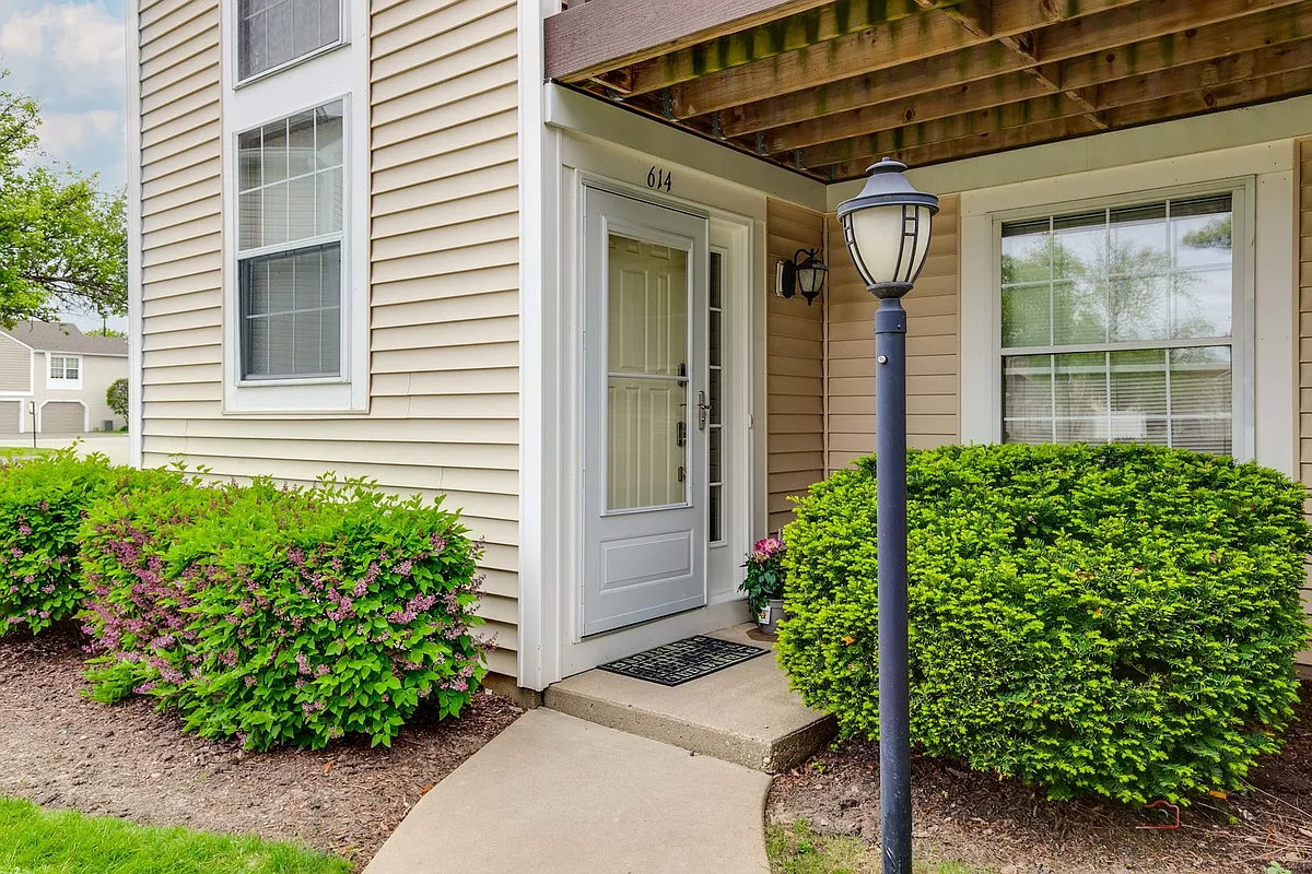 Building Photo - 614 Le Parc Cir #2-22