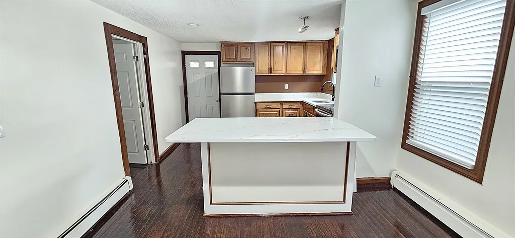2 bed, 99999 sqft, $2,200 — Photo 1