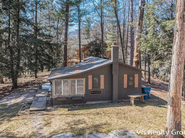 1049 S Hill St, Pentwater, MI 49449