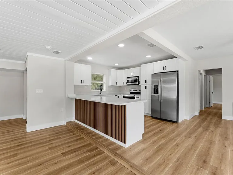 1218 Crescent St — Photo 8