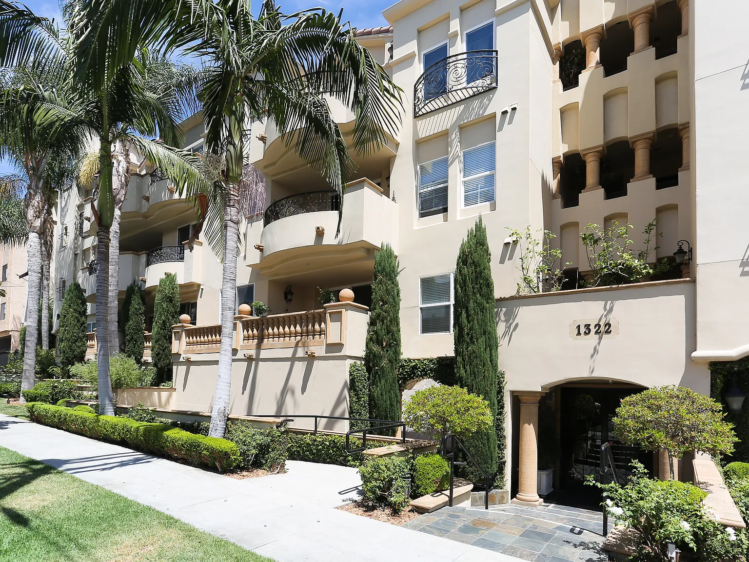 La Fontaine West — Photo 1