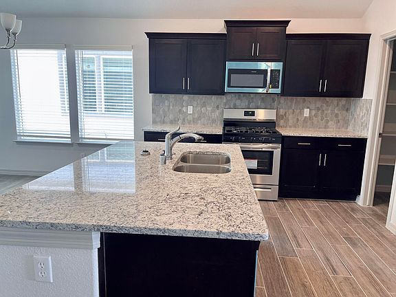 5th image of 217 Farnborough St
