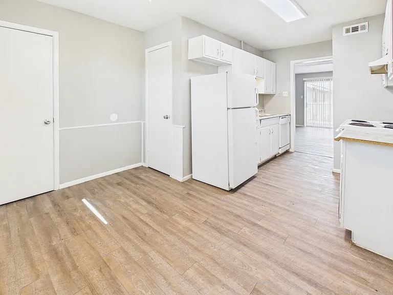 Tanglewood Apartments — Photo 29
