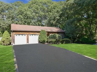 3 Springbriar Ln, Kings Park, NY 11754