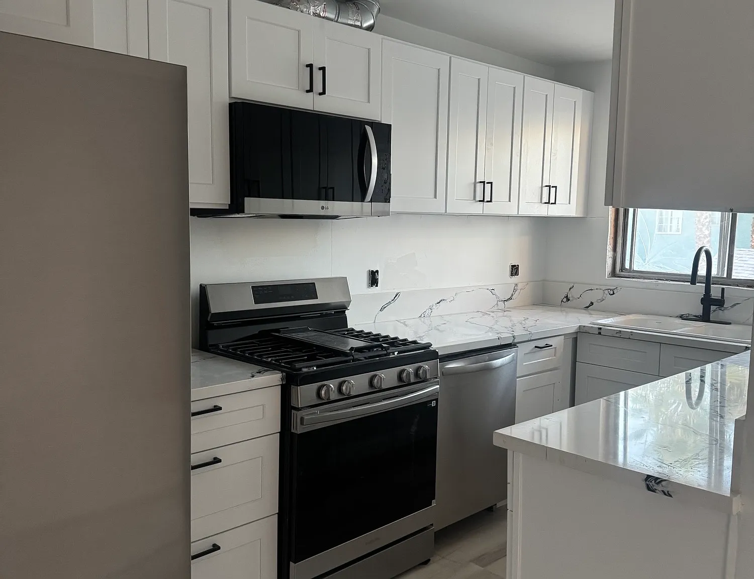 522-528 N Alexandria Ave — Photo 4