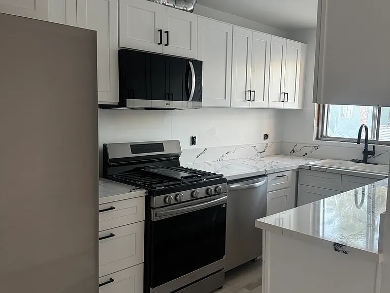 522-528 N Alexandria Ave — Photo 4