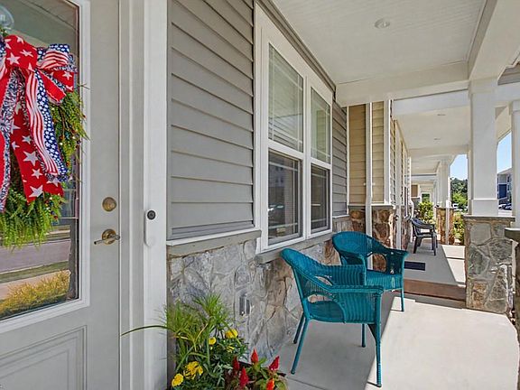 3rd image of 1514 Stanford Ln