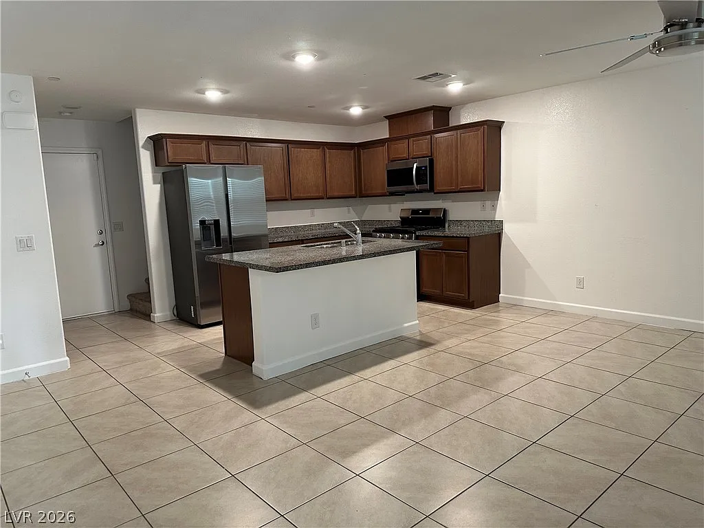 3 bed, 2.5 bath, 1329 sqft, $1,800 — Photo 3