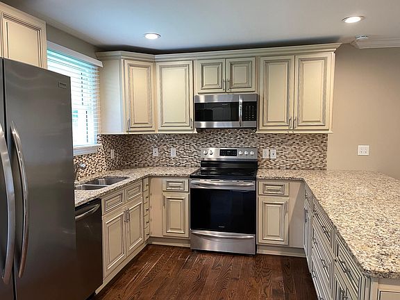4th image of 2833 Galesburg Dr