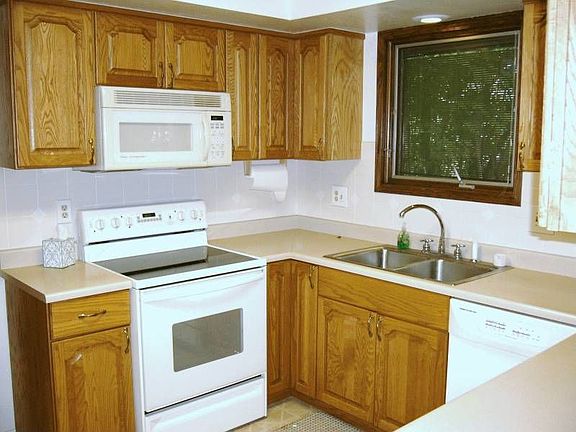Kitchen w/all the appliances