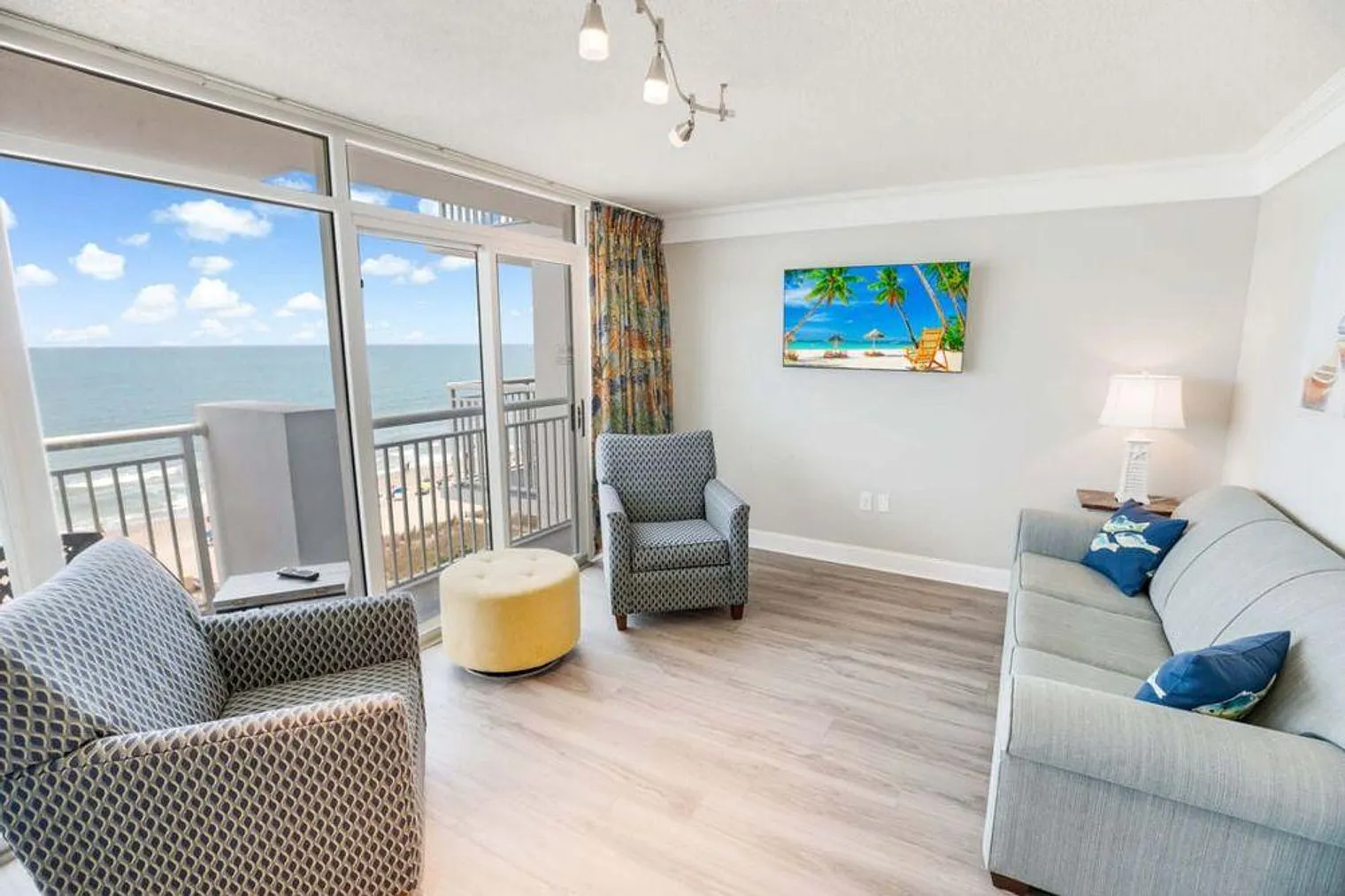 2 bed, 2.0 bath, 979 sqft, $5,035 — Photo 2