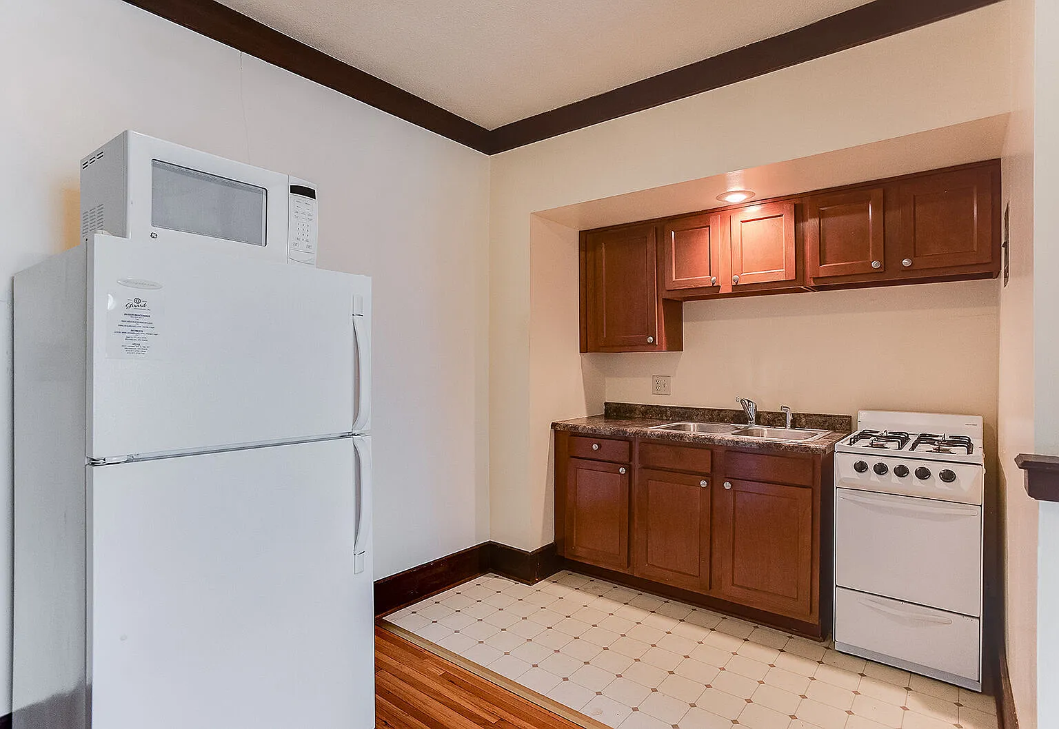 Lakesbury Apartments — Photo 2