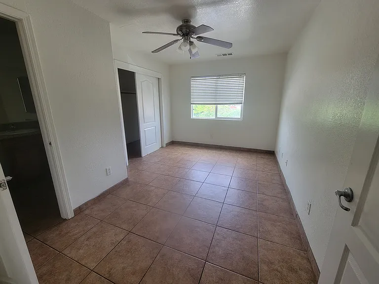 460 Oswell St #460 — Photo 8