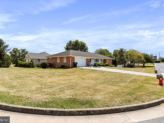 4th image of 406 Epard Ln