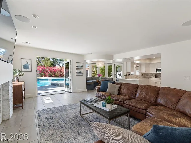 2233 Versailles Ct — Photo 16