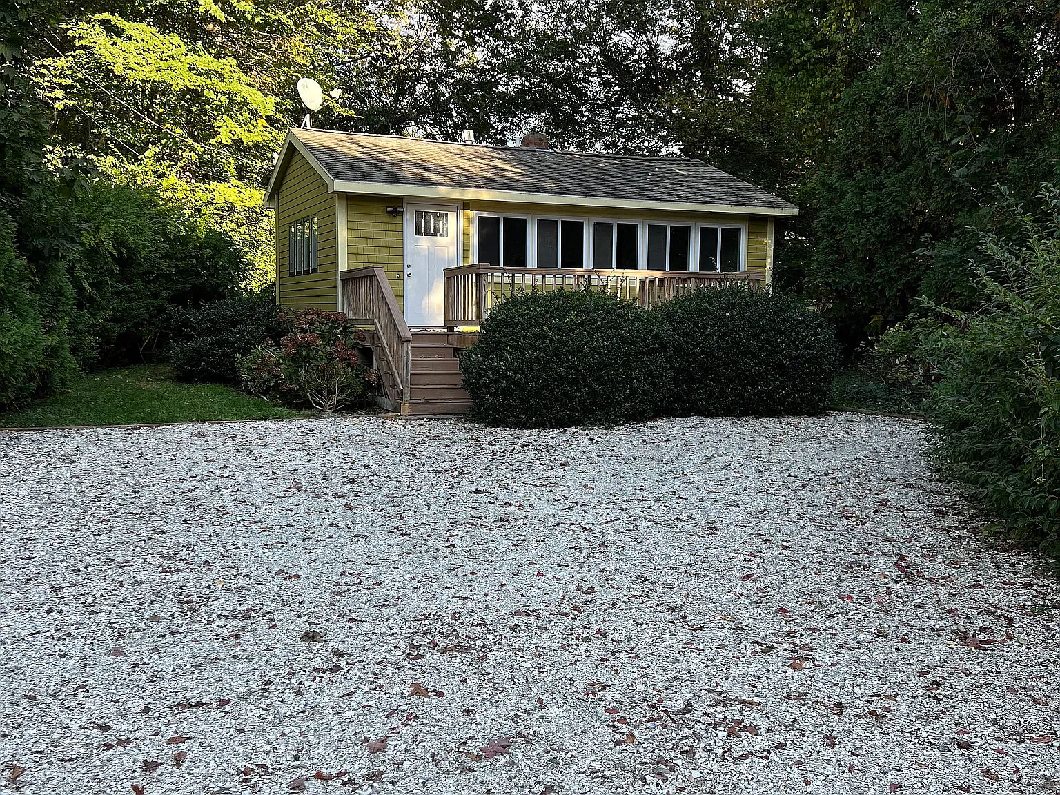 cozy 2 bed and 1 bath cottage in Bristol, RI — Photo 1