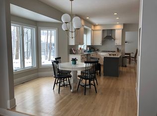 541 Shadowmere Dr, Chanhassen, MN 55317