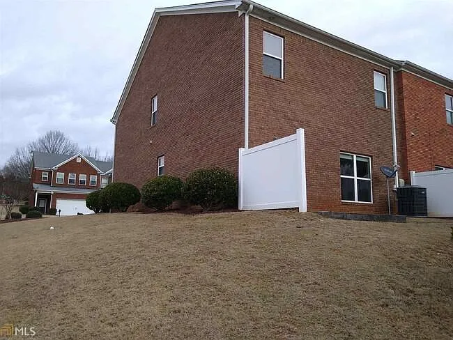 231 Greenview Ln — Photo 3