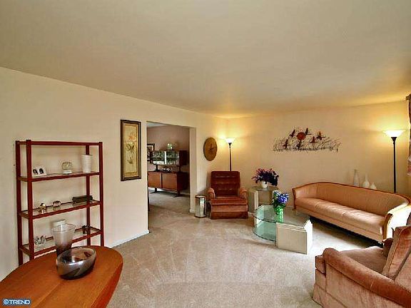 3rd image of 9 Thornfield Cir
