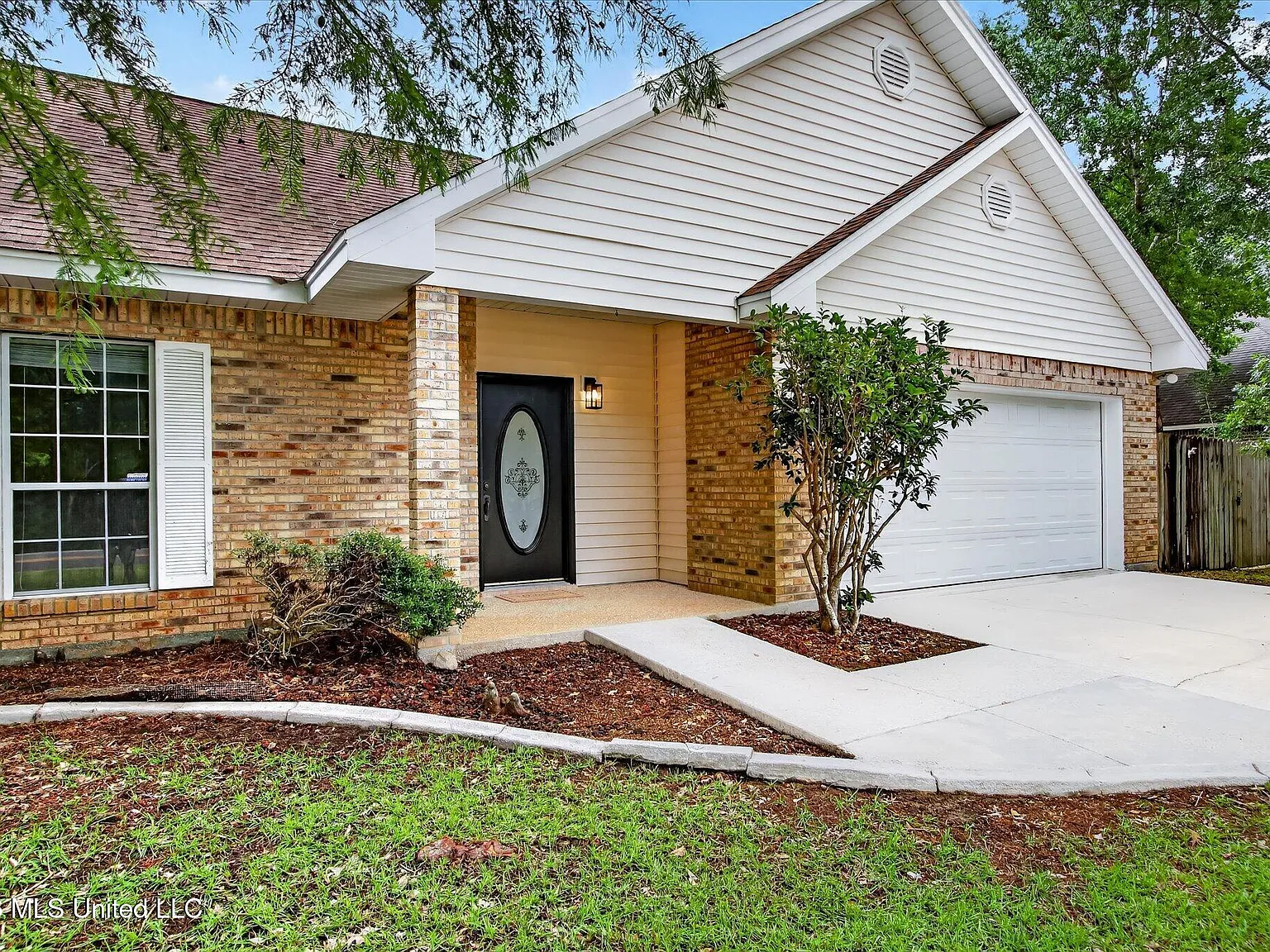 4 bed, 3.0 bath, 2350 sqft, $2,350 — Photo 2