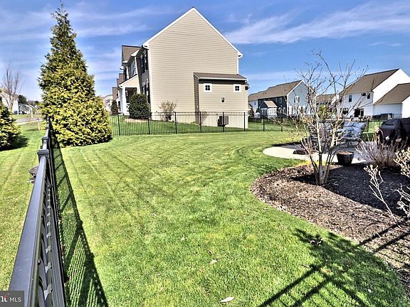 2nd image of 1071 Valley Crossing Dr