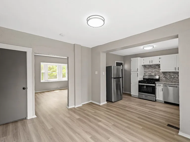 21 Lacona St — Photo 16