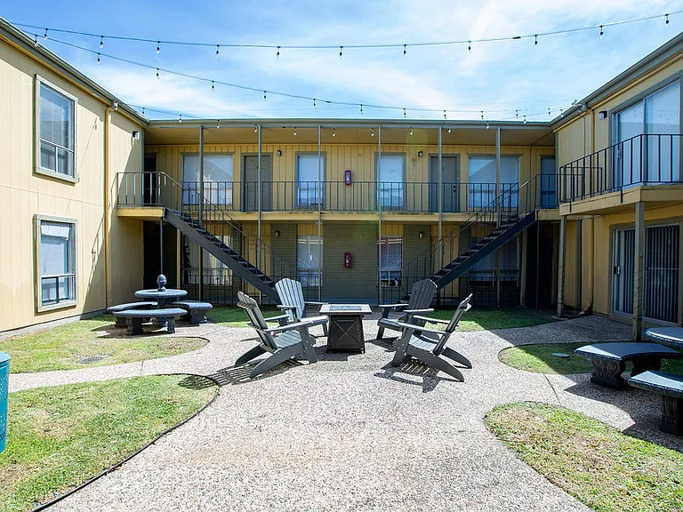 Carelton Courtyard — Photo 22
