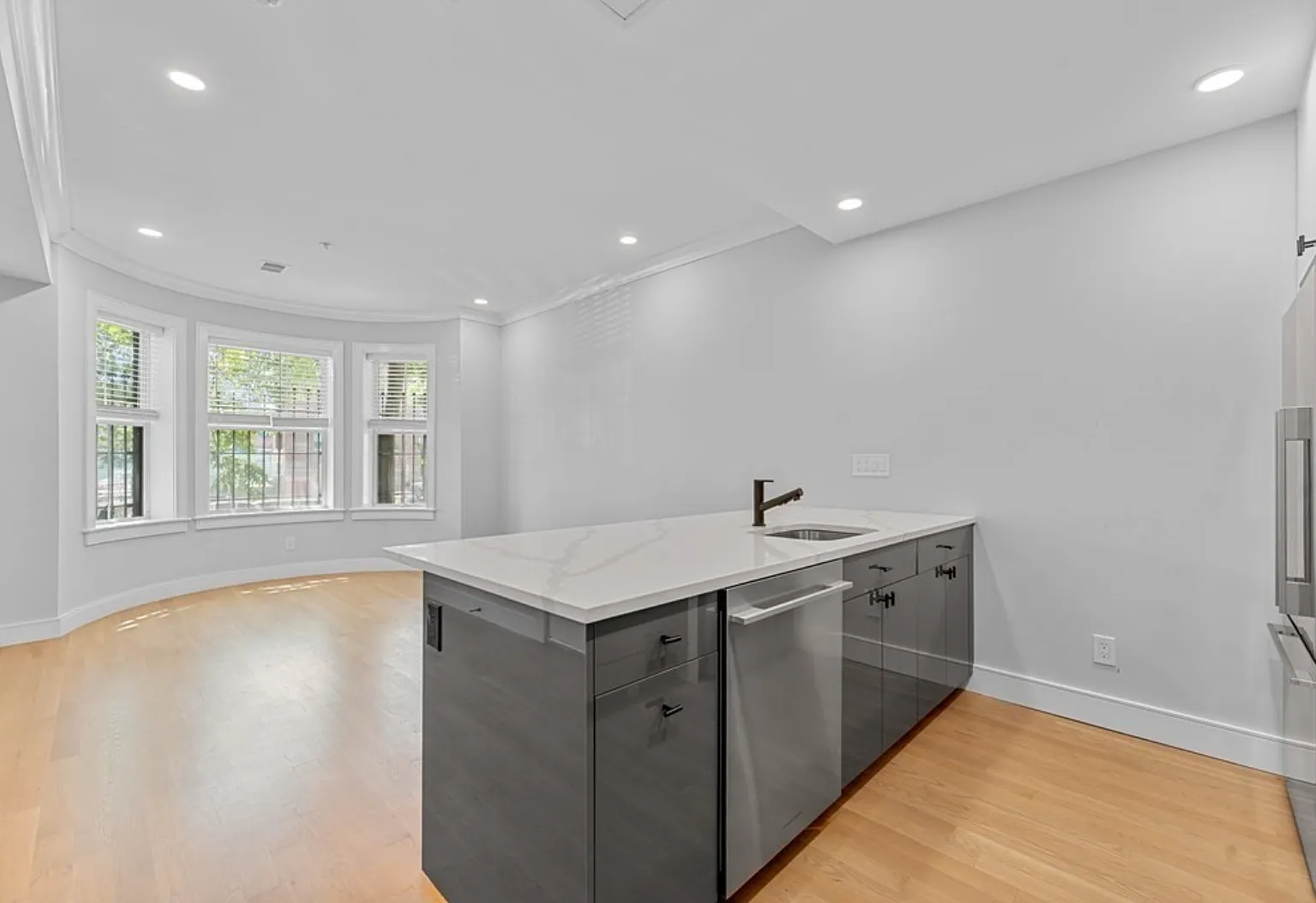 2 bed, 695 sqft, $4,600 — Photo 1