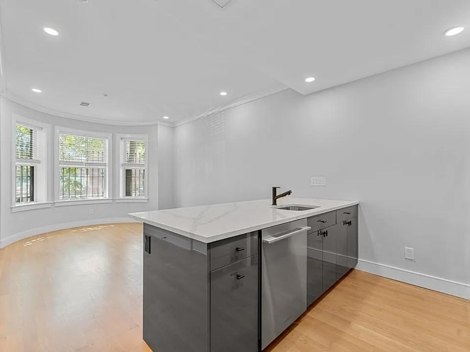 539 Newbury St #2