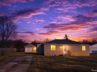 7379 Lawrence St, Grand Blanc, MI 48439