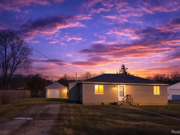 7379 Lawrence St, Grand Blanc, MI 48439