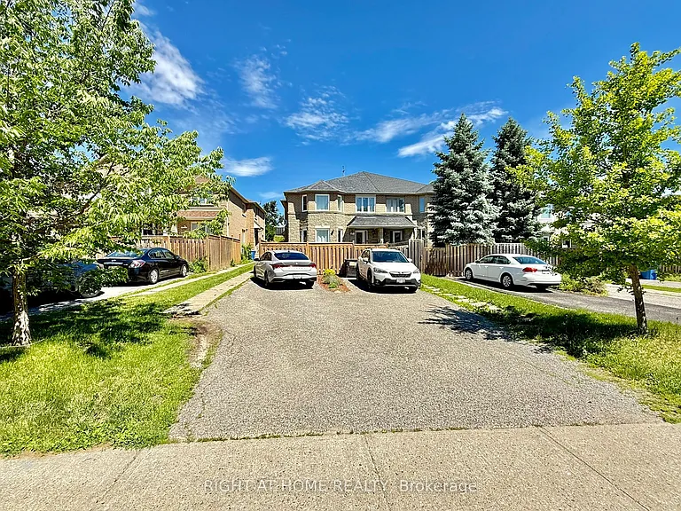 569 Walpole Cres — Photo 2