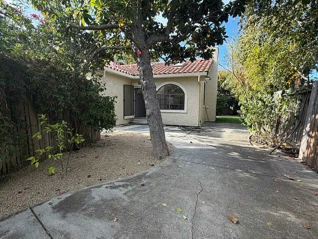 3 bed, 1275 sqft, $5,500 — Photo 1