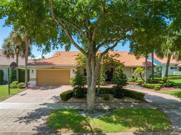 8520 Ardoch Rd, Miami Lakes, FL 33016