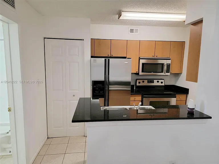 2811 N Oakland Forest Dr #105 — Photo 7