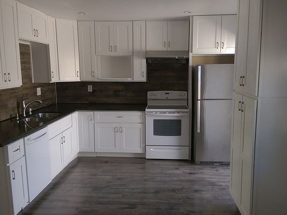 OPEN KITCHEN WITH APPLIANCE AND RABBINATE FOR EXTRA STORAGE