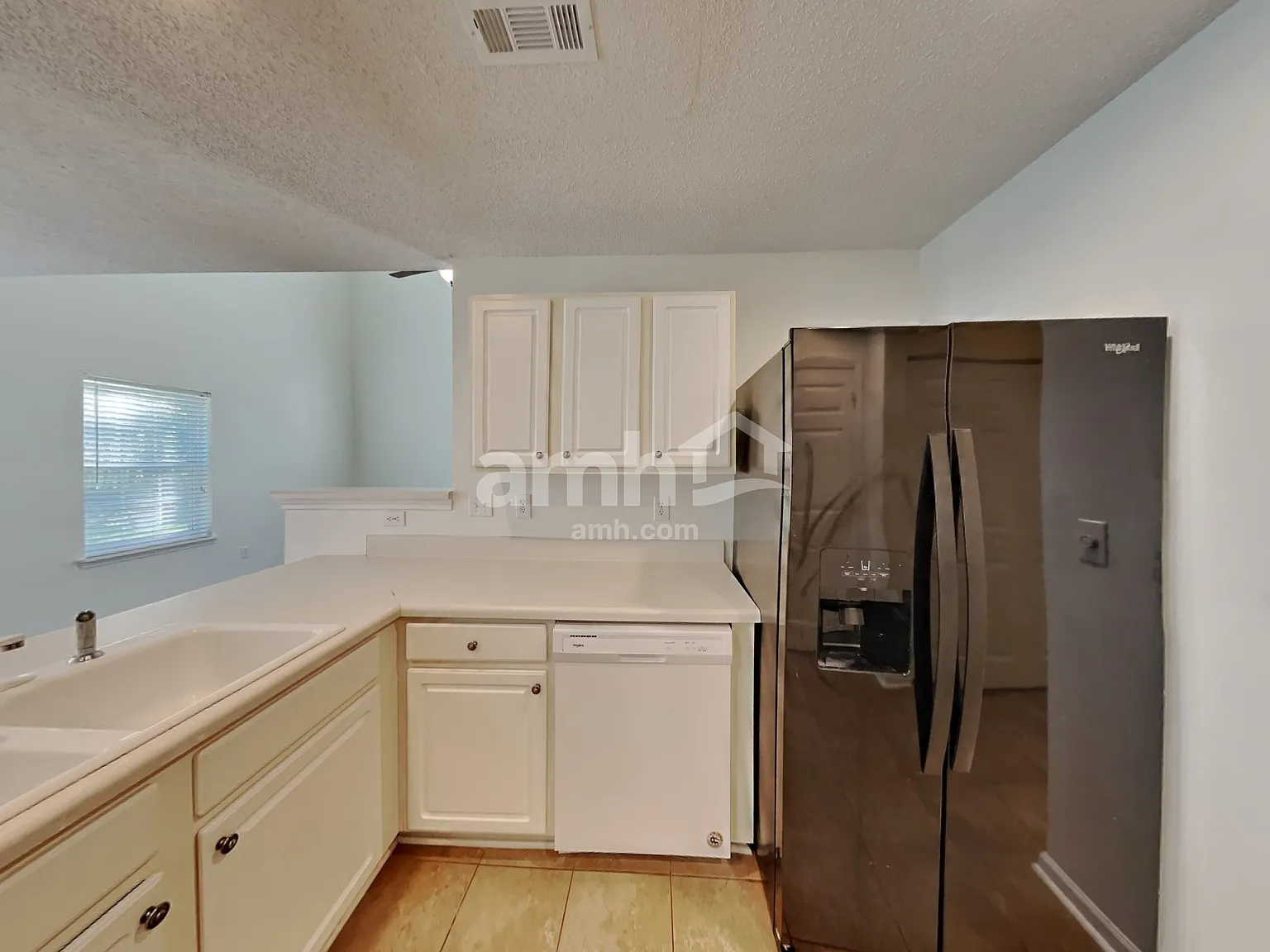 3 bed, 2.5 bath, 1612 sqft, $1,860 — Photo 3