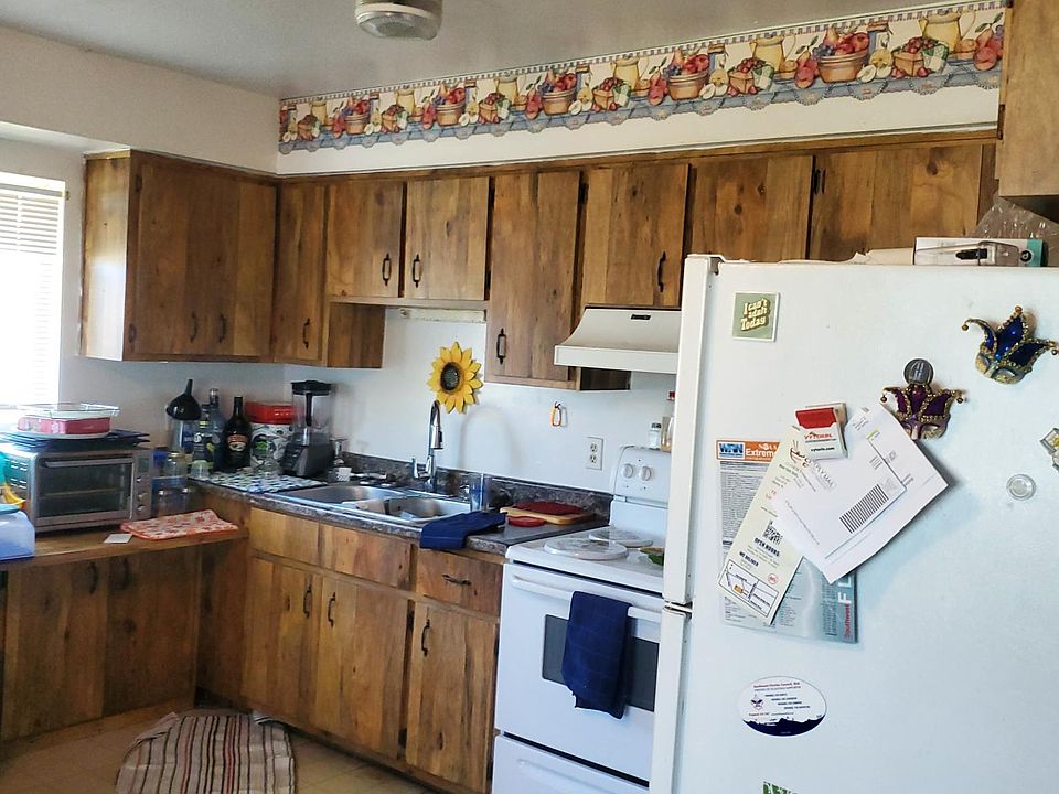 2nd image of 601 SE 8th Ter APT B