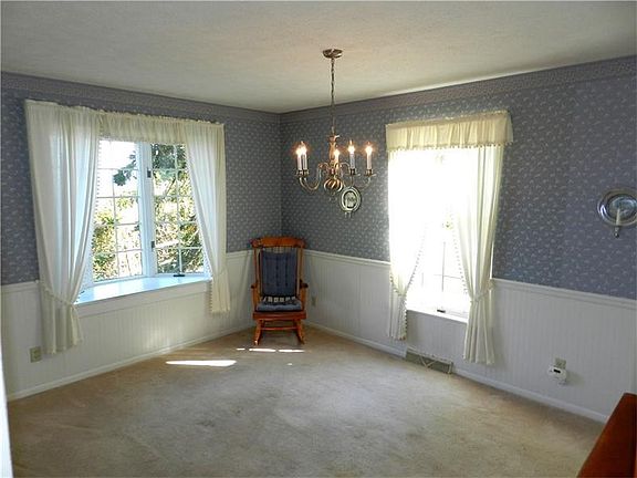 Bay window in dining room 
