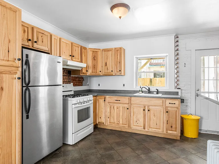 130 McClellan St — Photo 10