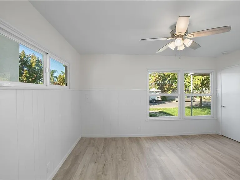7400 Cozycroft Ave — Photo 13